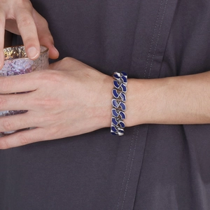Nahaufnahme der Herren-Panzerkette mit blauen Emaille-Details am Handgelenk