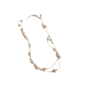 Collier à plusieurs rangs en cristal français avec perles roses et dorées sur fond blanc