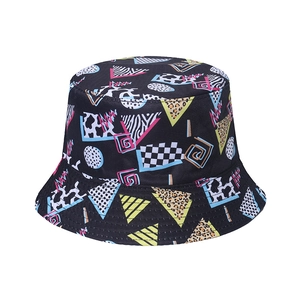 Détail des motifs géométriques et imprimés animaliers sur un chapeau bob noir