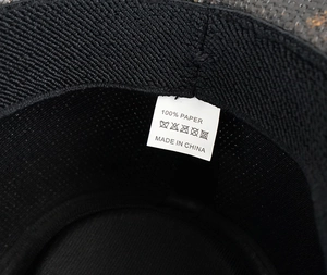 Dettaglio della fascia interna del cappello da cowboy ed etichetta 100% carta