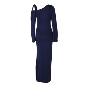 Détail d'une robe longue asymétrique bleu marine à épaule dénudée avec fente latérale