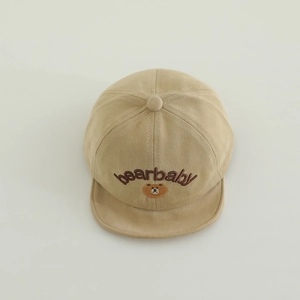 Détail d'une casquette en coton pour bébé avec broderie bearbaby et écusson d'ours