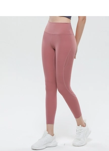 Dettaglio dei leggings da yoga a vita alta rosa antico con cuciture laterali sagomate