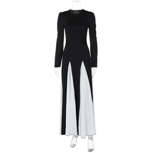 Vue détaillée de la robe bicolore à manches longues avec ceinture à la taille