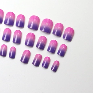 Faux ongles courts ronds avec dégradé rose et violet et finition brillante 24 pièces