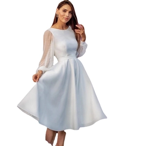 Robe de mariée élégante en satin blanc avec manches bouffantes en tulle à pois et taille fine
