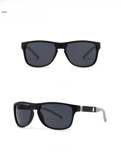 Detalle de gafas de sol cuadradas negro mate con adornos plateados y lentes gris oscuro