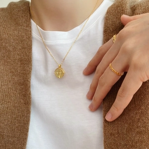 Minimalist 925 silver gold-plated coin pendant necklace and chain ring on a model