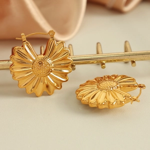 Elegant 18K gold-plated stainless steel sunflower stud earrings with wrinkled petal texture