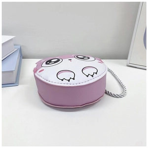 Détail d'un sac à bandoulière chat rose pour filles avec une bandoulière torsadée argentée