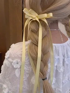 Detail einer hellgelben Schleifen-Haarspange mit langen Bändern für einen Ballett-Look