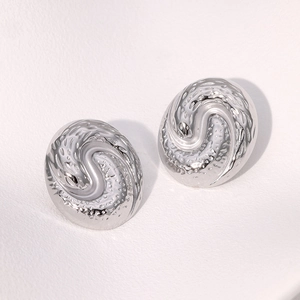 Paire de boucles d'oreilles conque en acier argenté avec relief serpent et texture point