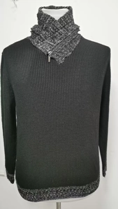 Dettaglio di maglione in maglia nero da uomo con colletto a zip e polsini grigi