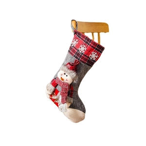 Große Weihnachtsstrumpf mit Schneeflocken-Karo und Schneemann-Deko auf weißem Grund