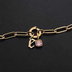 Vergoldete Titanstahlkette mit rosa Edelstein und Kleinbuchstaben e Initialen Anhänger