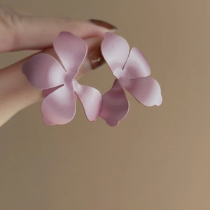 Eleganti orecchini a fiore viola opaco con design a petali 3D per moda donna