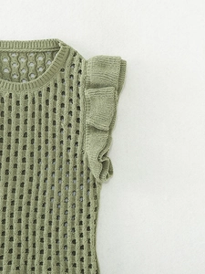 Détail du gilet en maille verte avec texture ajourée et volants aux emmanchures
