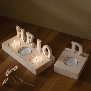 Détail du bougeoir alphabet DIY en résine avec socle en bois et bougies allumées