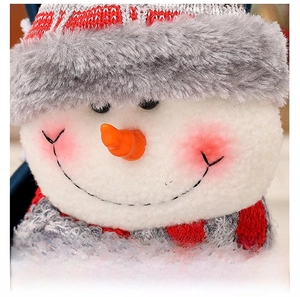 Détail macro de l'attache-rideau bonhomme de neige de Noël avec bonnet et écharpe tricotés