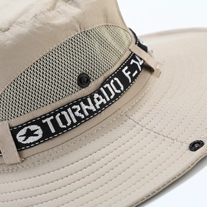 Détail de la maille respirante et de la sangle Tornado EX sur le chapeau de soleil kaki