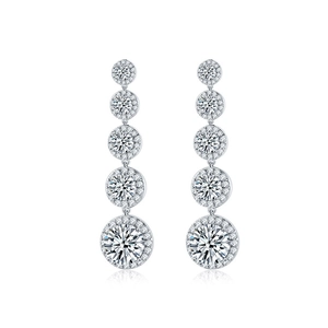 Détail de boucles d'oreilles pendantes à cinq niveaux en argent avec zircons micro-pave