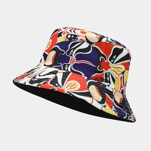 Dettaglio dei motivi colorati delle maschere d'opera e fodera nera su questo cappello a secchiello