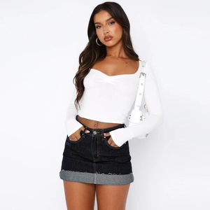 Eng anliegendes weißes Langarm-Crop-Top mit V-Ausschnitt und Denim-Minirock im Set