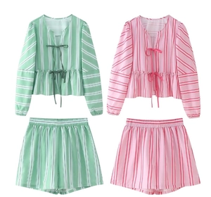 Ensemble deux pièces rayé pour femme avec haut à manches longues et short en rose et vert