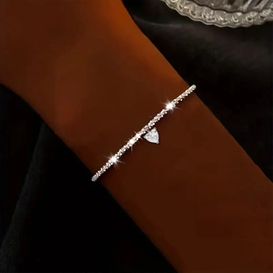 Detailed view of shimmering S925 silver heart bracelet with glittering cauliflower chain