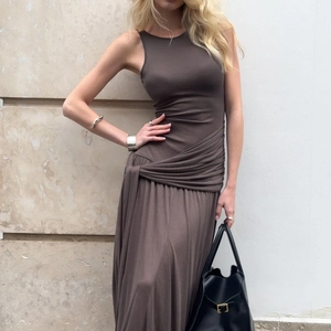Robe midi marron sans manches coupe ajustée avec fronces latérales et ceinture nouée