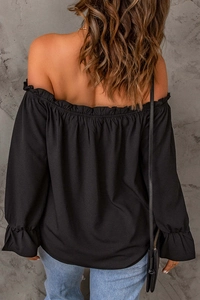 Vue détaillée du dos de la blouse noire à épaules dénudées avec volants aux poignets