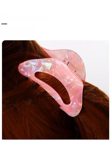 Pince à cheveux irisée couleur bonbon au design demi-lune pour une coiffure élégante