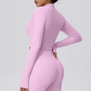 Detailansicht von hinten: rosa Langarm-Yoga-Top und Leggings-Set mit figurbetontem Effekt