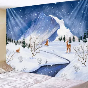 Détail d'une tapisserie de Noël montrant un paysage d'hiver avec des cerfs et la forêt