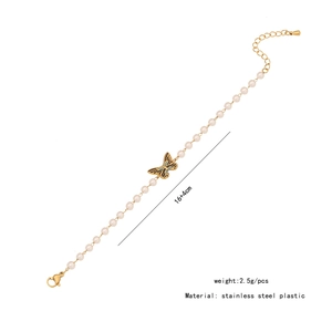 Détail du bracelet perles avec papillon bleu, fermoir acier doré et chaîne 16+4cm
