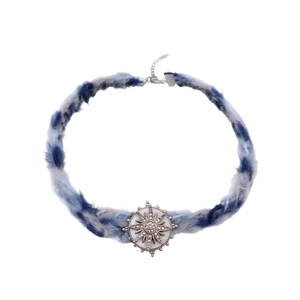 Collier ras du cou en peluche tie-dye bleue avec pendentif étoile serti de strass