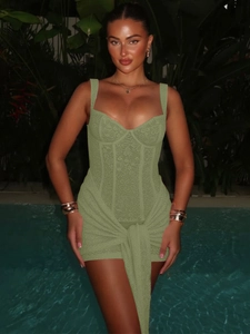 Elegante abito attillato in pizzo verde con scollo a V, lacci in vita e silhouette slim