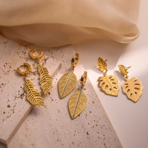 Orecchini a Goccia in Acciaio al Titanio Placcato Oro a Forma di Foglia Piuma per Donna Orecchini Pendenti con Strass Monstera