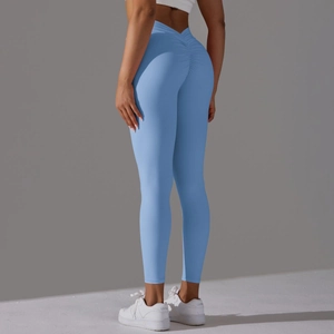 Détail du pantalon de yoga bleu clair à taille haute avec effet push-up et taille en V