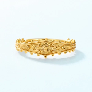 S925 Sterling Silber Ring mit Goldblumen-Relief und Perlenrand auf blauem Hintergrund