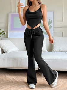 Zweiteiler für Damen in Schwarz mit Neckholder-Crop-Top und Schlaghose mit hoher Taille