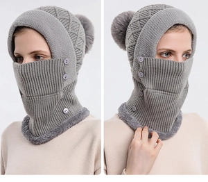 Dettaglio del cappello in maglia 3-in-1 grigio con fodera in pile e bottone laterale