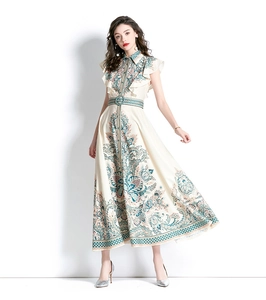 Détail du motif paisley et des volants sur l'épaule de la robe longue sans manches