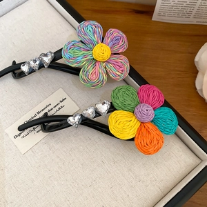 Barrettes à fleurs tissées colorées avec cristaux en cœur sur base en résine noire