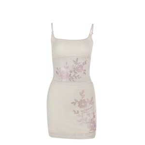 Ensemble robe en maille strassée sans manches avec motif floral rose pour une coupe ajustée