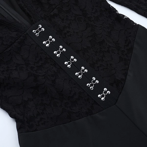 Détail d'une combinaison en dentelle noire avec crochets métalliques argentés et zip caché