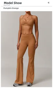 Détail de l'ensemble de yoga orange citrouille avec brassière croisée et pantalon évasé