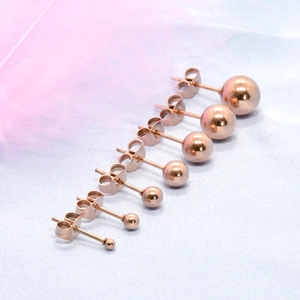 Set di sette paia di orecchini a lobo a sfera in oro rosa di varie dimensioni su seta