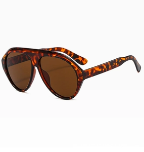 Détail de lunettes de soleil aviateur oversize écaillées avec verres marron sur blanc
