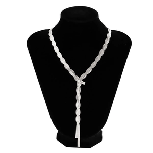 Detailansicht der silbernen Schlangenkette mit eleganten Metallfransen und Quasten
